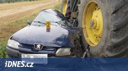 Traktor přejel a slisoval osobní auto, řidička si stihla přesednout - iDNES.cz