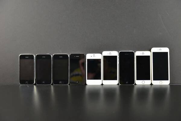 Maketa iPhonu 6 ve srovnání se staršími iPhony