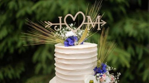 Třípatrový svatební dort s květinami
