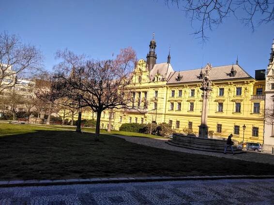 Rozkopané Karlovo náměstí. Řidiči se mu mají raději vyhnout
