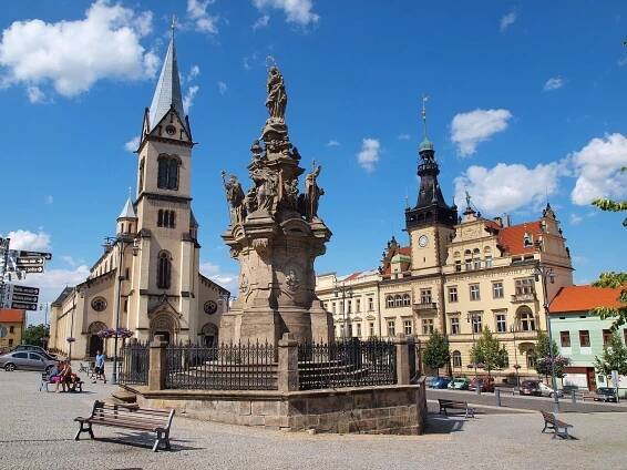 Fotografie - Kladno - náměstí s radnicí a kostele Nanebevzetí Panny Marie - 30.07.2012
