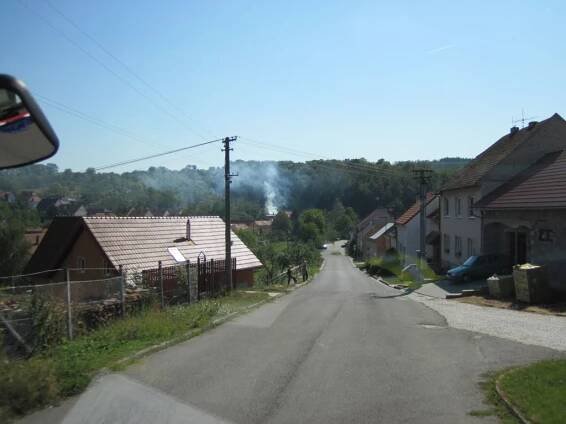 V Ostrožské Lhotě hořel dům, v Kněžpoli osobní auto