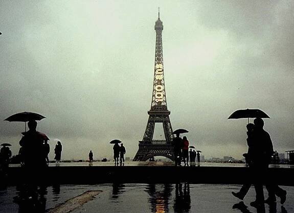 PARIS BEI REGEN: IDEAL FÜR AUSSTELLUNGEN UND ZUM SHOPPEN