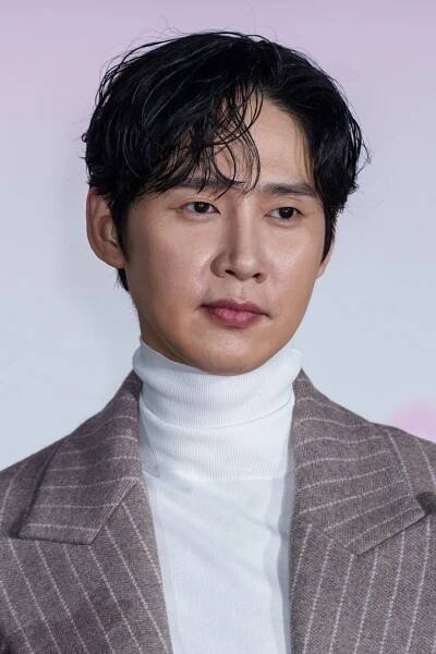 Park Sung-hoon, který ztvárnil trans ženu v seriálu Hra na oliheň.