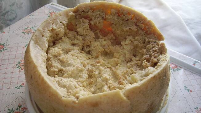 Jedlík testuje nejbizarnější kuchyně: Italský Casu marzu je sýr jen pro odvážné