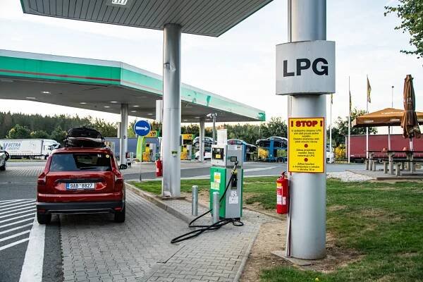 Na populární čerpačce řidiči teď tvoří fronty a pak v nich trčí. Neví o řešení, které je hned vedle | Fotr na tripu