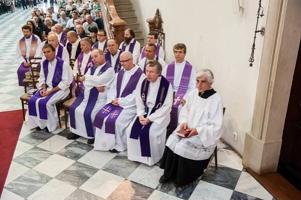 Pohřeb otec Jan Kabeláč 2015 | Farnost Brno - Židenice u kostela sv. Cyrila a Metoděje