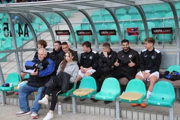 FC Chomutov - FC Písek, domácí hráči jsou v modrém.