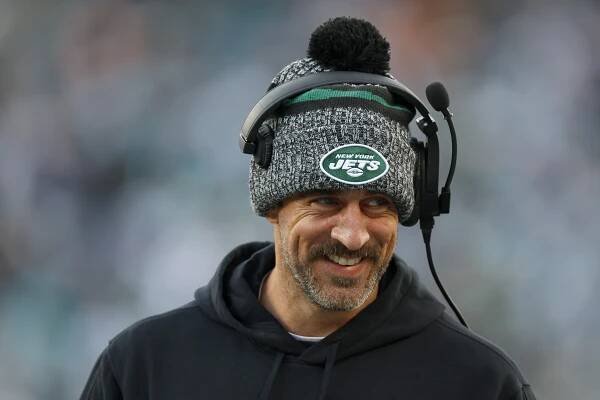 Rodgers took it easy at practice on Friday afternoon. 