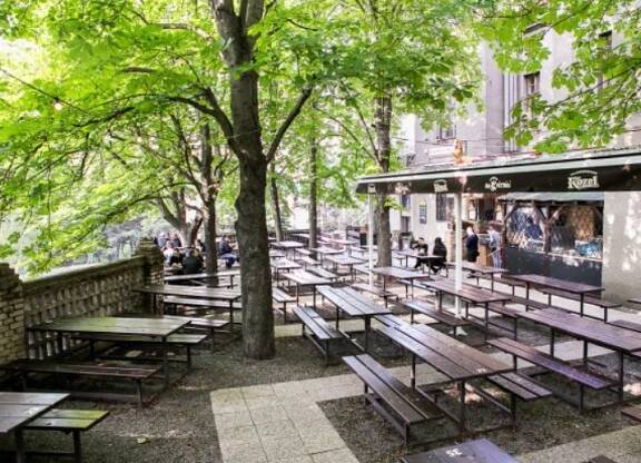 Zahrádky otevírají: 15 tipů, kam v Praze zajít na pivo! Restaurace lákají na hokej i speciální menu