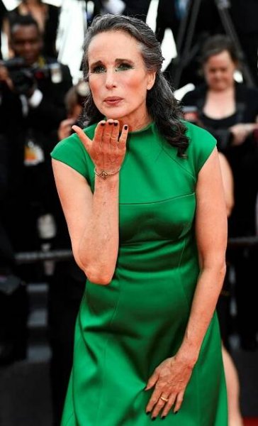 Nádherné rozloučení s festivalem v Cannes: Odvážné dekolty a róby všech barev!