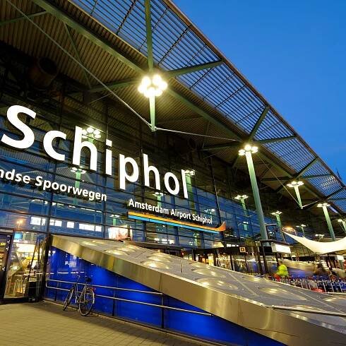 Amsterdam’s Schiphol Airport to cap passengers over May holidays