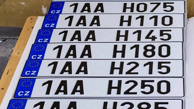 V Praze po 21 letech došly kombinace pro registrační značky. Takto vypadá nový formát