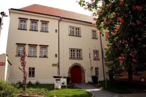 Pronájem prostor Chvalský zámek | firemní akce Praha 9 – Horní Počernice