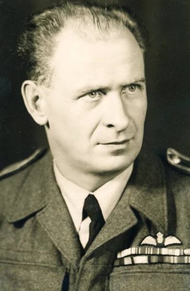 František Taiber, letec RAF, přiženěný strýc. Vzal si tetu Emilii Vosíkovou