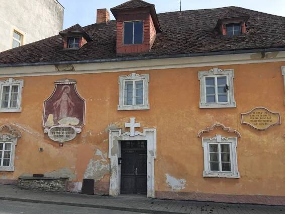 Freska na faře na Domažlicku potřebuje zachránit. Dobrovolníci vypsali sbírku
