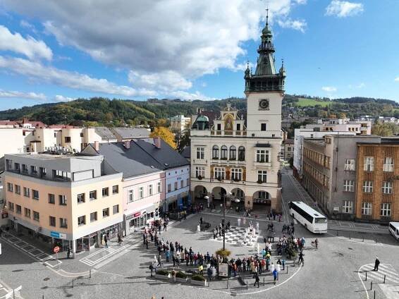 V Náchodě ožily šachové figury. Mimořádná podívaná byla dárkem k výročí města