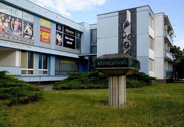 Soubor:TachovUbytovnaStrojplast.jpg