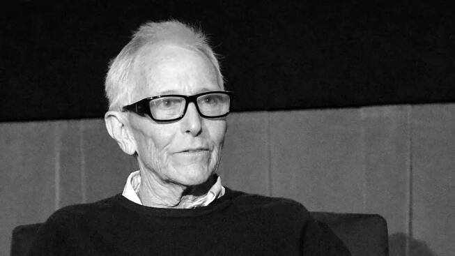 Fanoušci Žhavých výstřelů a Bláznivé střely pláčou. Zemřel Jim Abrahams