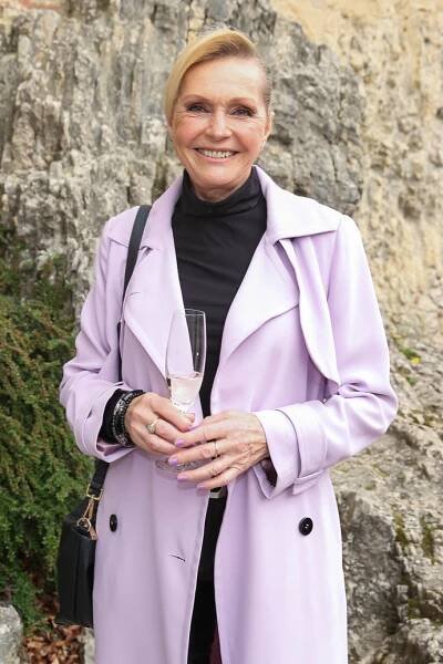 Helena Vondráčková barvu trenčkotu zúročila i při výběru laku na nehty.