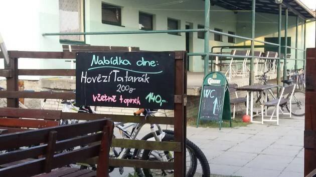 Hospůdka na hřišti v Ostrožské Nové Vsi láká na burgery i tatarský biftek