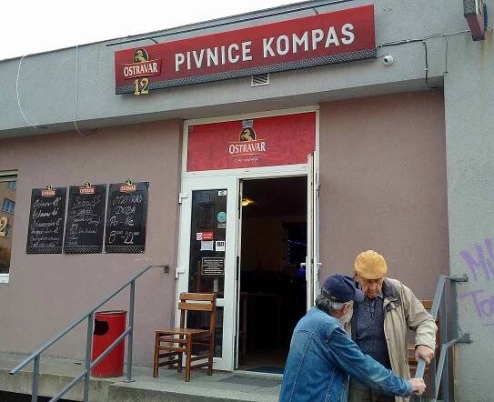 Nikoli poloprázdno, ale takřka prázdno, tak to vypadá první listopadové pondělí odpoledne v ostravských restauracích. Ostrava, 1. listopadu 2021.