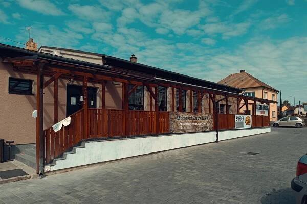 Klimatizovaná hospůdka se zahrádkou.