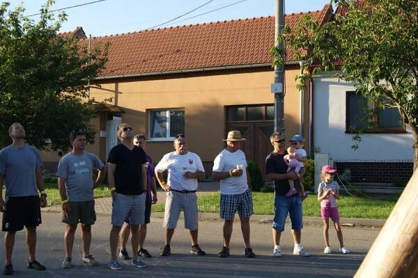 Ruční stavění máje 2016 - Oficiální stránky obce Tvrdonice