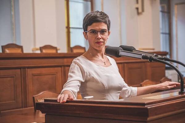 Legislativní odbor PSP nepřímo potvrdil střet zájmů Daniela Köppla, který sedí ve vysílací radě a zároveň pracuje na kampani Babiše. Piráti navrhnou Köpplovo odvolání - ParlamentníZprávy.cz