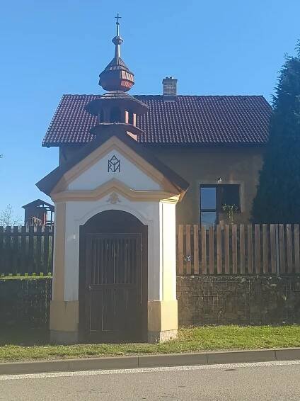 Poznáte obec z Brodska? Má zámek zakletý v čase a žila v ní slavná zpěvačka