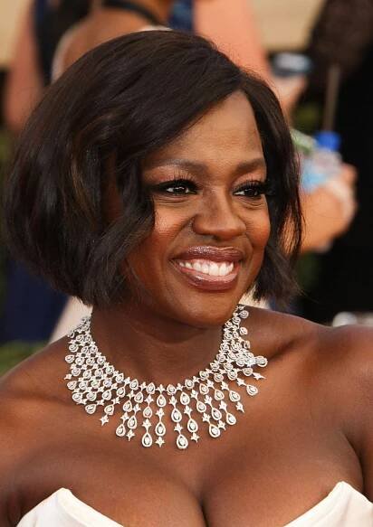Viola Davis Stuns in a Chic White Outfit Wallpaper