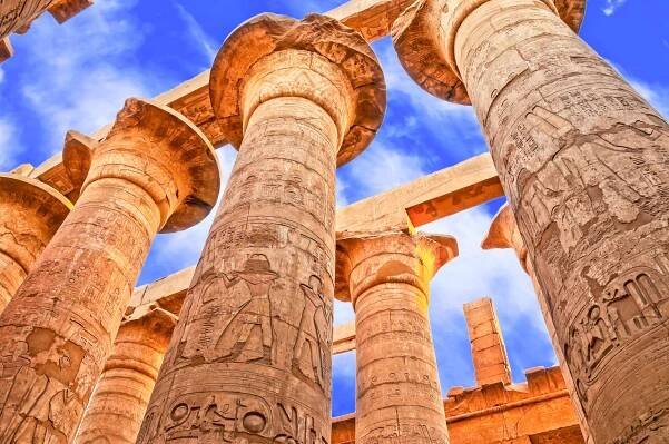 Stáhnout - Sloupová síň a mraky na chrámy v Karnaku (Théby). Luxor, egypt — Stock obrázek