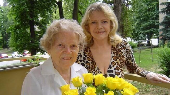 FOTO: Eva Pilarová s maminkou (2007). – stránka 4