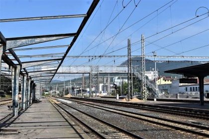 Přestavba nádraží v Lovosicích na bezbariérové lidi neomezí, postavili jim lávku