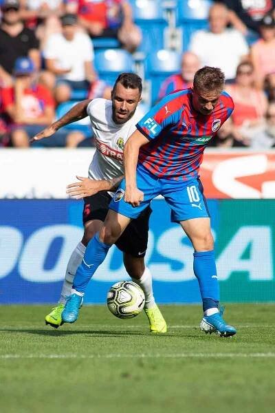 Plzeň - Zápas fotbalové FORTUNA:LIGY mezi FC Viktoria Plzeň a SFC Opava 25. srpna 2019. Jan Žídek (SFC Opava), Jan Kopic (FC Viktoria Plzeň).