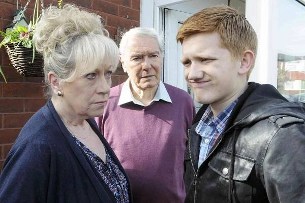 Chesney Battersby-Brown [Sam Aston] is introduced to Dorothy Hoyle [Jean Fergusson] and Alan Hoyle [Michael McStay], pretending to be Colin Fishwick's brother on Coronation Street
