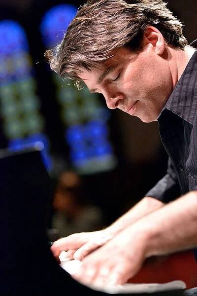 Solo Piano — Daniel Kelly / Pianist & Composer