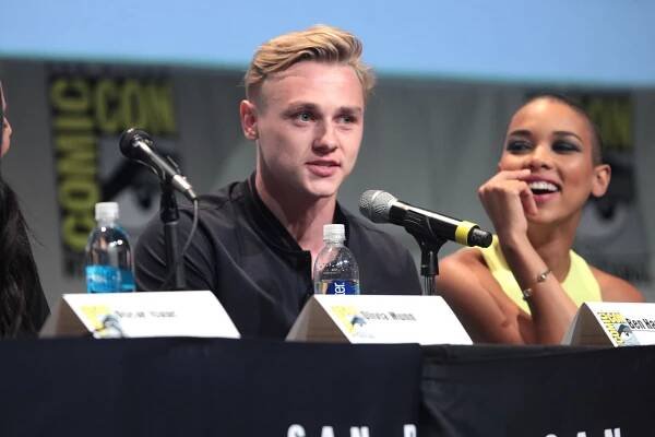 Soubor:Ben Hardy & Alexandra Shipp (19733739646).jpg