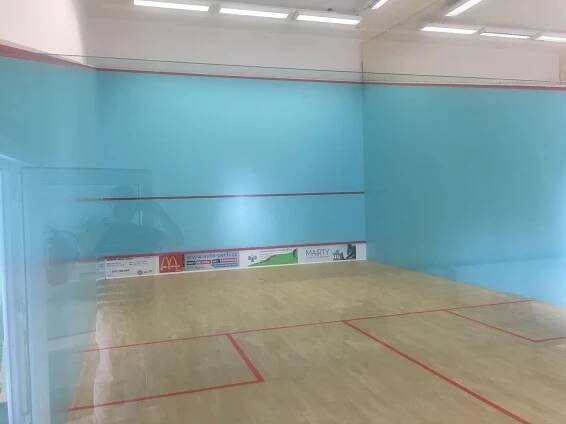 Rozcvička pro unavené či ztuhlé tělo: Hodinový pronájem kurtu na squash