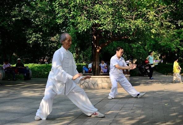 What Are the Health Benefits of Tai Chi - MindBodyEase.com