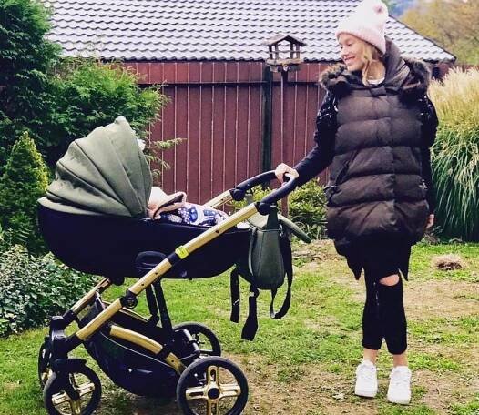 FOTO: Aneta na podzim se svým synkem. – stránka 181