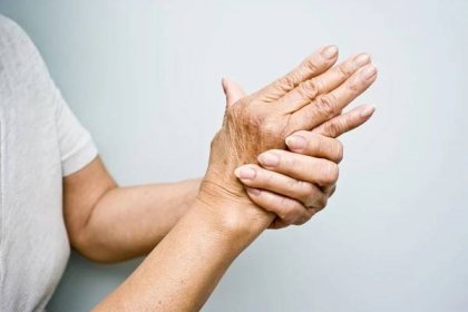 Psoriatická artritida postihuje až 40 % pacientů s lupénkou. Jaké jsou příznaky psoriatické artritidy a jak se tato kloubní
