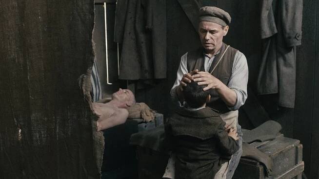 Vojtěch Vomáčka, Sylvester Groth - Nahý mezi vlky - Z filmu