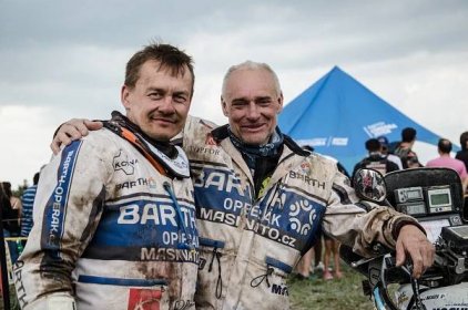 Josef Macháček a motocyklový závodník David Pabiška (vlevo) na Rallye Dakar 2018 