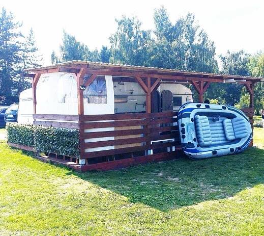 Karavan,pergola s člunem - pronájem chatek Nová Živohošť - zvětšit