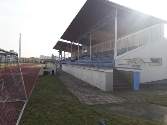Soubor:FK Chropyně tribuna.jpg – Wikipedie