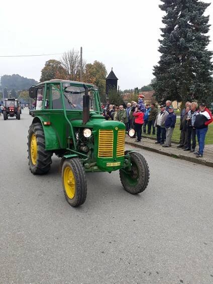 VIDEO: Jede traktor, je to Zetor. V Třeštici na návsi vrčeli plechoví miláčci