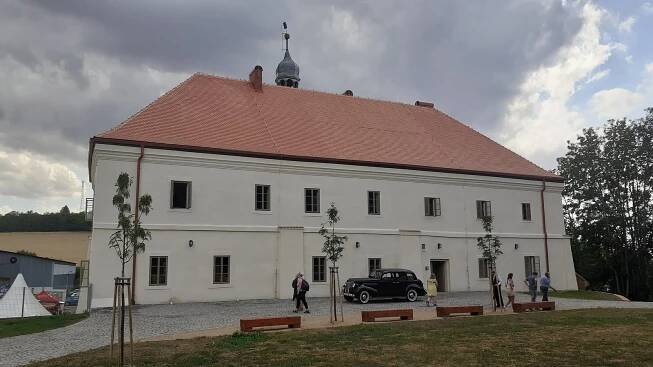 Z ruiny udělali krásný zámek Mirošovice. Zázrak, zaznělo v davu při otevření