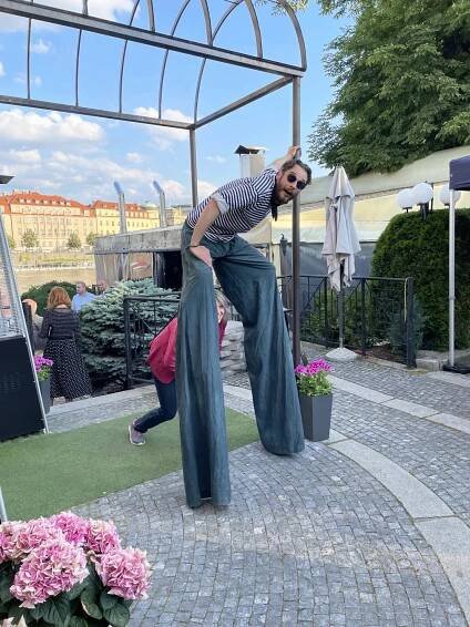 Občanská plovárna - firemní akce - chůdař David Bosh