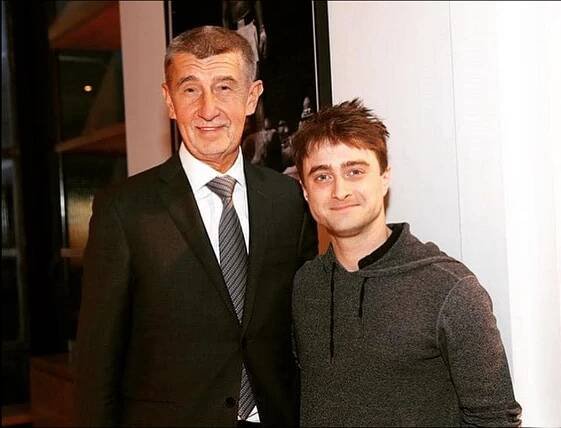 Babiš se v době demonstrace fotil s Harrym Potterem a šel si zaboxovat